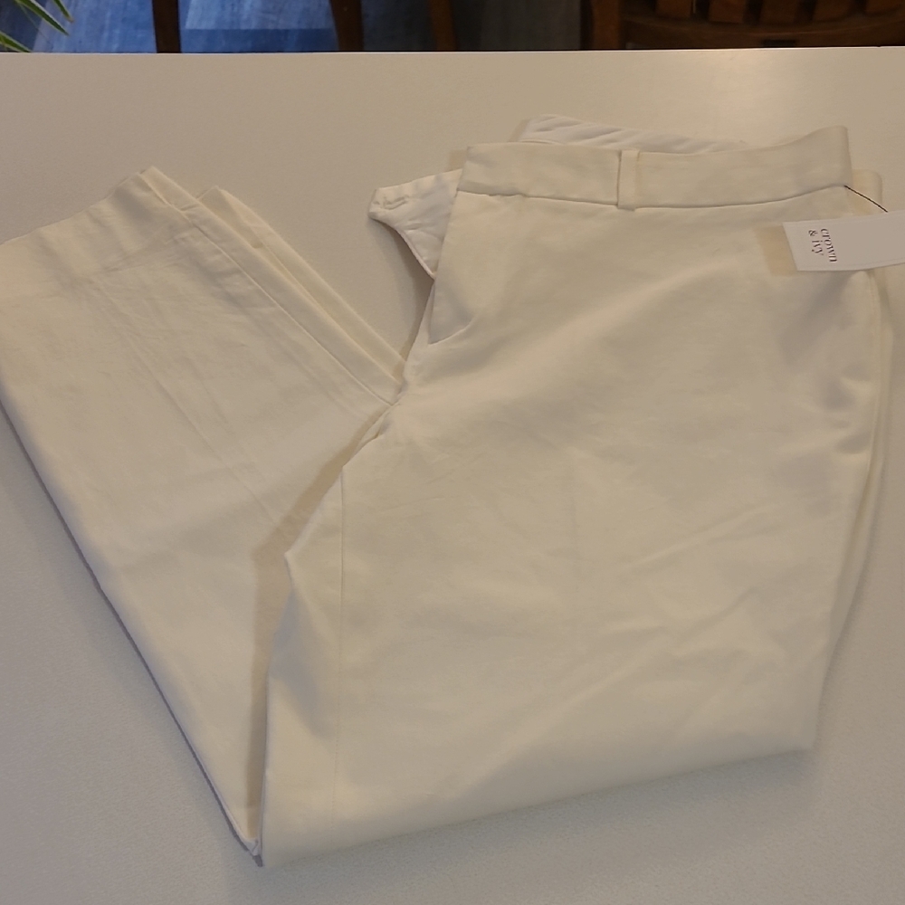 Crown & Ivy Women's Cream Capris